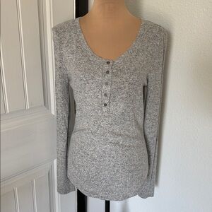 NWT Grey Long-Sleeve Henley Top - Women's